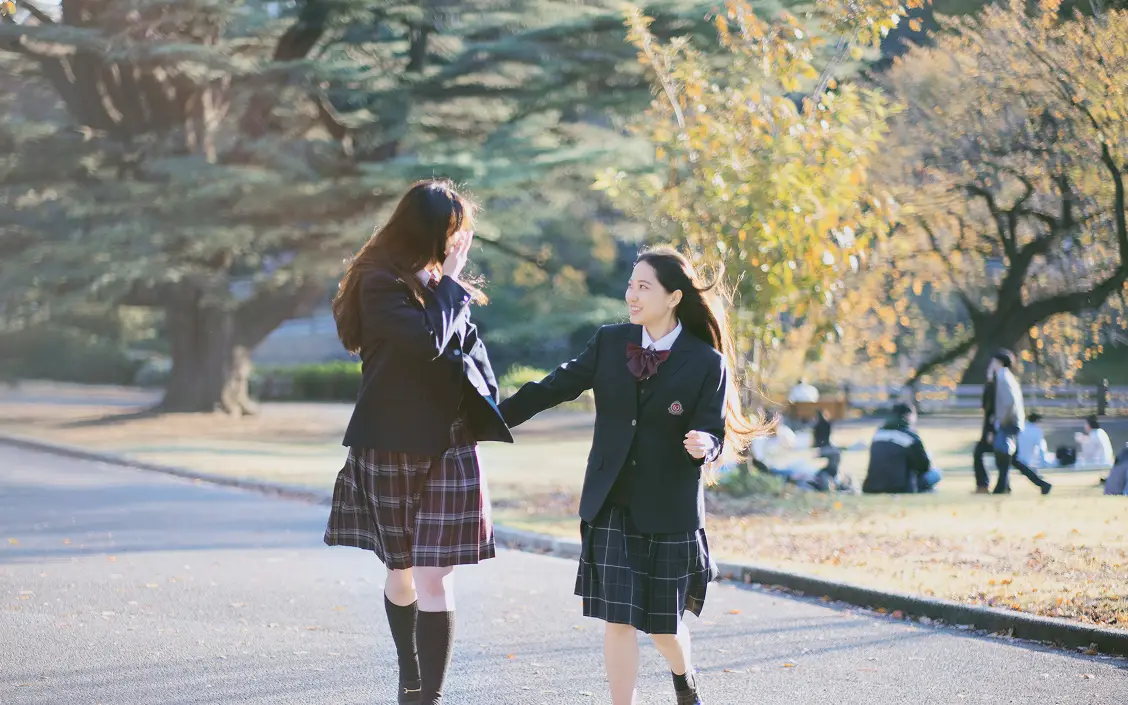制服姿で歩く女子生徒